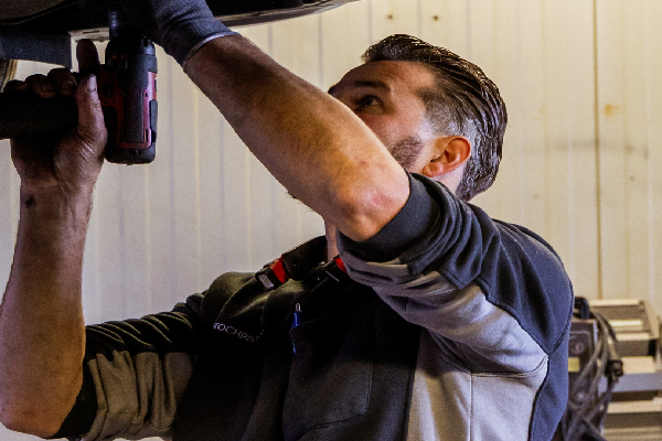 Uitlaat kapot, Autochristiaan vervangt hem